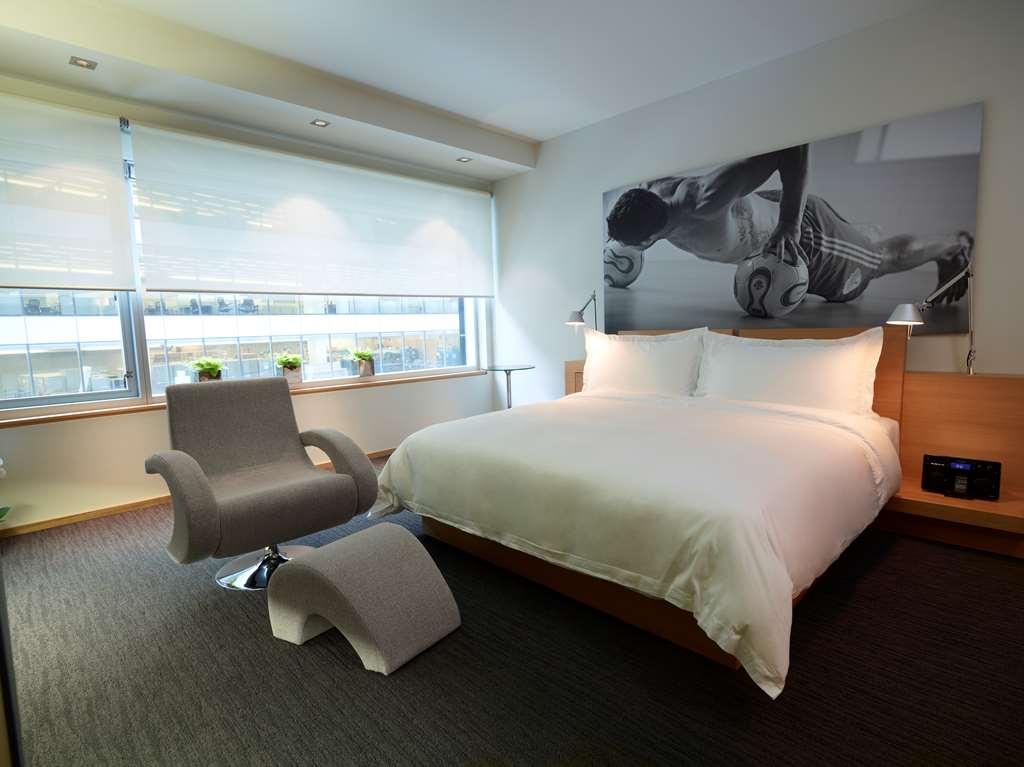 Le Germain Hotel Maple Leaf Square Toronto Room photo